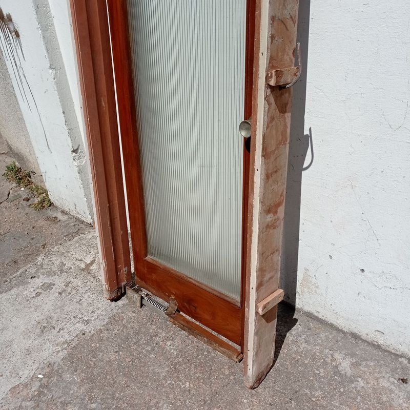 Puerta antigua de madera con ventanas y marcos - imagen 2