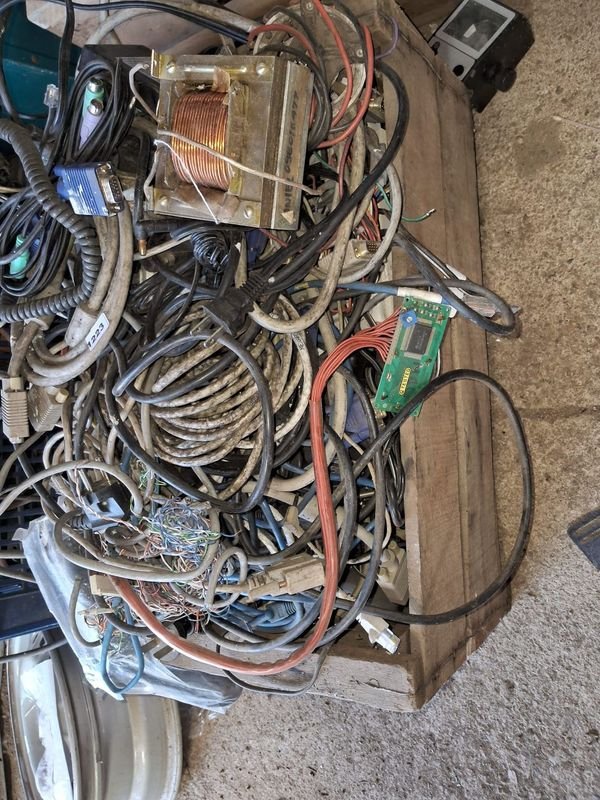Lotes de cables y componentes electrónicos en mal estado - imagen 3