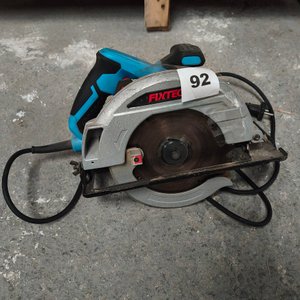 Sierra Circular Eléctrica Fixtec con Disco y Base Metálica - imagen 2