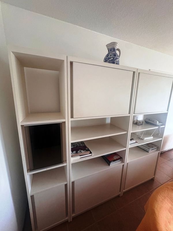 Aparador de diseño moderno con estanterías y puerta de vidrio