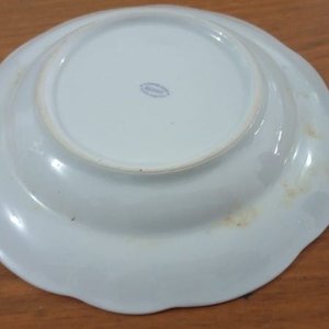 Dos Platos Llanos y un Plato Hondo de Porcelana con Detalles Dorados - imagen 5