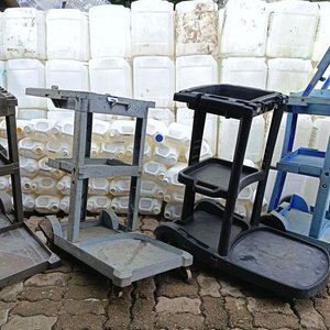4 Carros Auxiliares de Limpieza de tres Estantantes con ruedas - Se venden a la Vista con Faltantes y Detalles de Uso - Ideal para repuesto - imagen 2