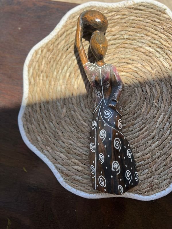 Figura decorativa femenina tallada en madera