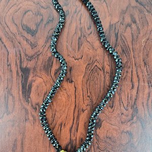 Collar de Piedras Negras Facetadas con Cierre Dorado - imagen 2