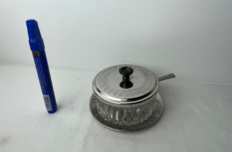 Azucarero de Vidrio Prensado con Tapa y Bandeja Metálica