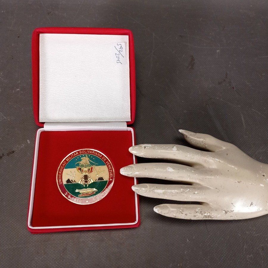Medalla con su estuche y descripción de la Universidad Militar Bolivariana - imagen 4