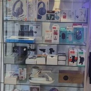 Lote siguiente: Exhibidor Blanco Melamínico con Estantes de Vidrio e Iluminación