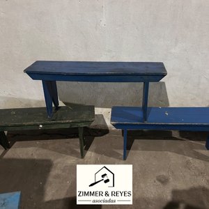 Tres bancos de madera rústicos, pintados - imagen 3