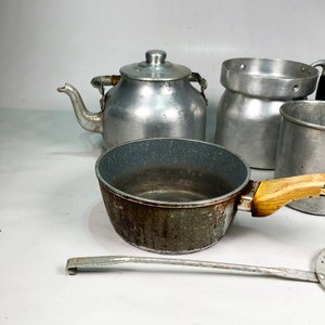 Lote de Utensilios de Cocina: Pava, Ollas y Pinzas de Aluminio - imagen 4