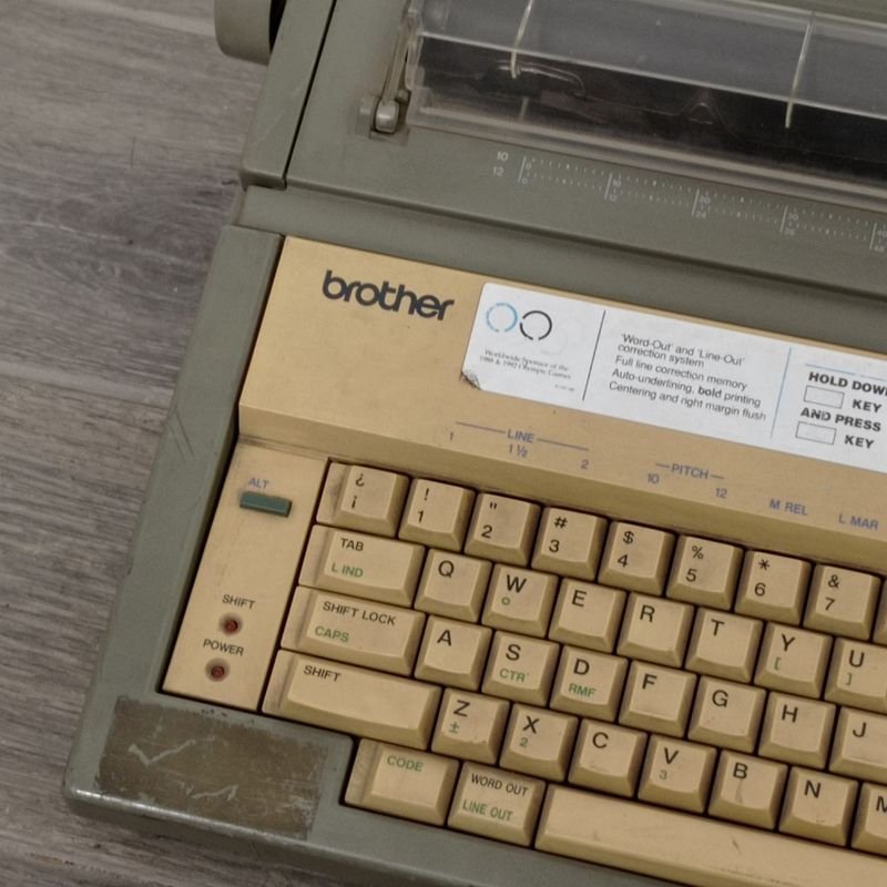 Maquina de escribir eléctrica Brother GX-6000 en excelente estado - imagen 2