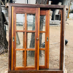 Lote siguiente: Ventana Antigua de Madera con Dos Hojas y Vidrios