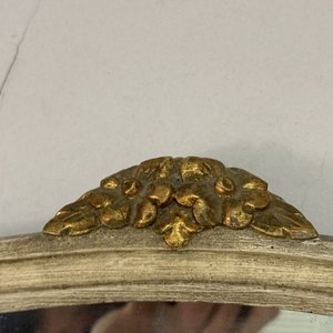 Espejo Clásico con Marco de Madera Tallada y Detalles Dorados - imagen 5