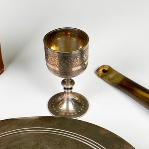 Lote de 4 piezas: Caja alhajero de metal, pipa, copita y petaca - imagen 4