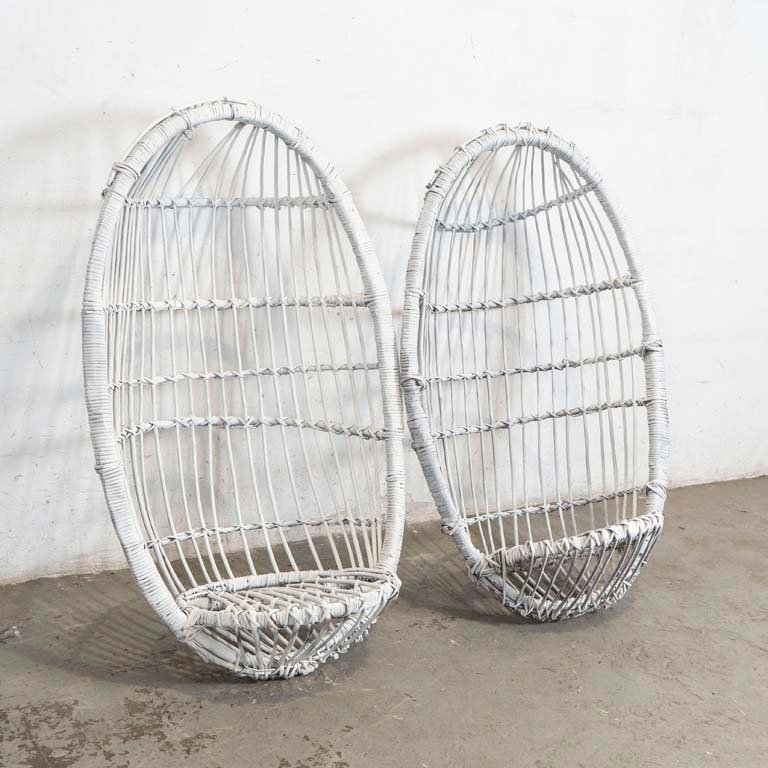 Dos Hamacas de Mimbre Blancas Colgantes (sin almohadones ni cuerdas)