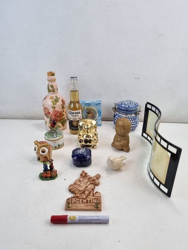 Lote Variado de Adornos: Botella Decorada, Figuras, Bombonera y Marco de Fotos Cinematográfico - imagen 1