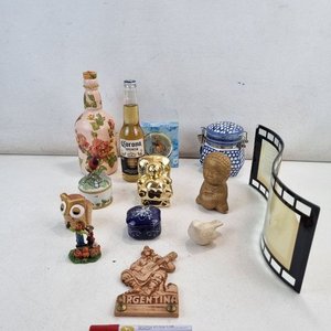 Lote anterior: Lote Variado de Adornos: Botella Decorada, Figuras, Bombonera y Marco de Fotos Cinematográfico