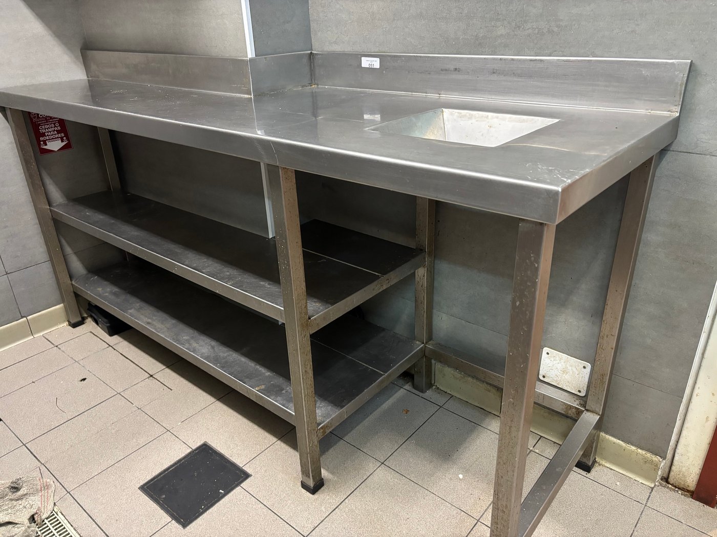Mesada de Acero Inoxidable con Doble Estante y Perforación