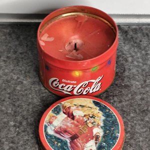 Lata Decorativa Coca-Cola con Vela Aromática Navideña - imagen 4