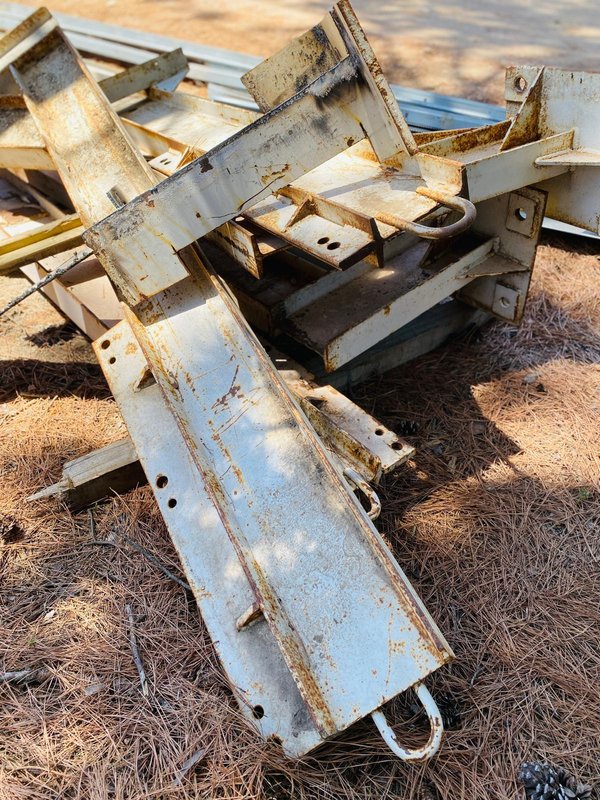 Lote de estructuras metalicas en mal estado - imagen 3