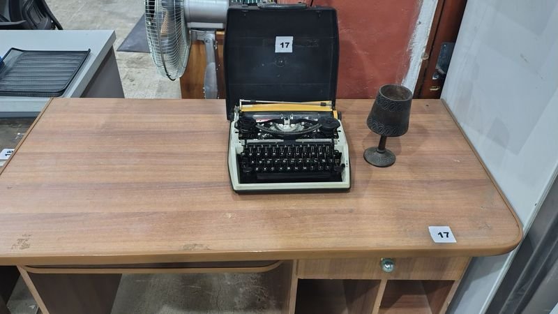 Escritorio y maquina de escribir antigua con lampara - imagen 3