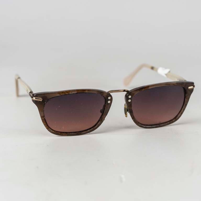 Lote siguiente: Lentes de sol Valeria Loves