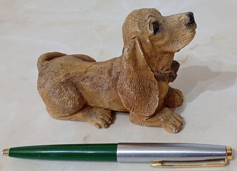 Lote siguiente: Figura de un Basset Hound en poliresina