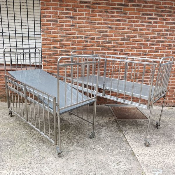 Camas Cuna Clínicas de Acero Inoxidable con Barandas Rebatibles y Ruedas