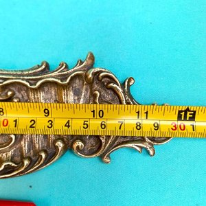 Antigua placa de manoton de puerta en bronce de muy buena calidad de fundición francesa. Tiene buzonera. Largo 30 cm x 8 cm. - imagen 5