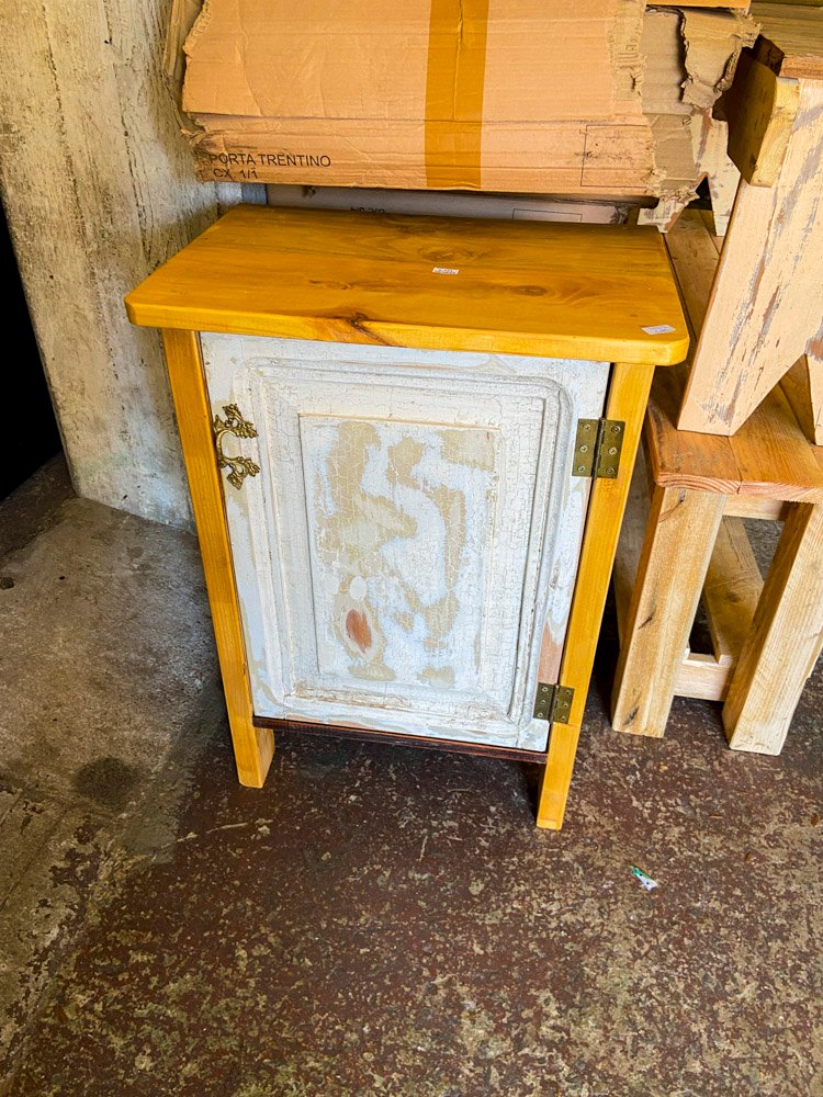Mesa Auxiliar Antigua con Puerta y Detalle Vintage