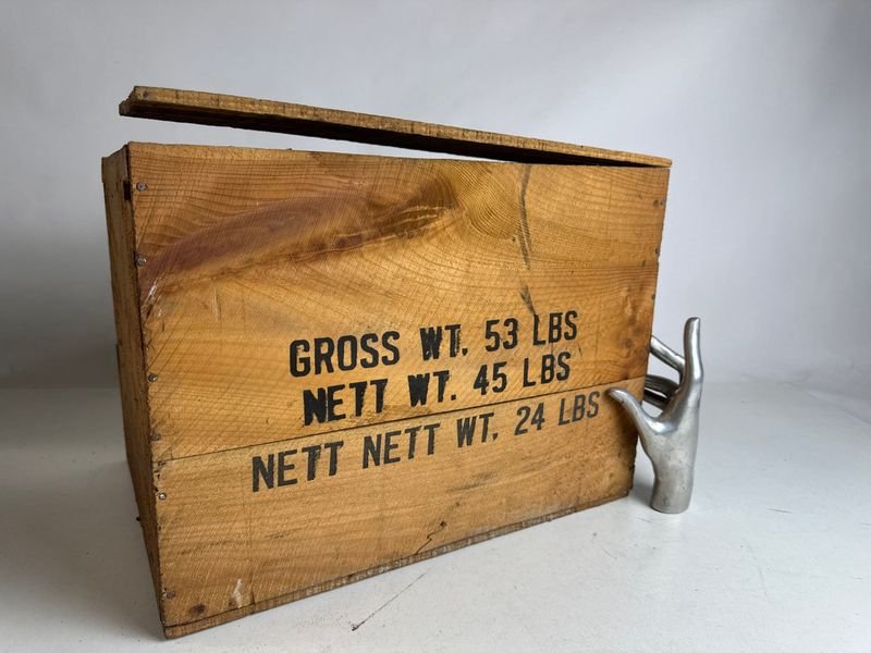 Antiguo cajón de bebidas con diseño antiguo - imagen 1