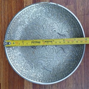 Fuente y Dos Platos de Pared Metálicos Labrados Estilo Oriental - imagen 11