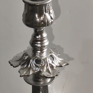 Porta Velas de Metal Plateado Estilo Clásico - imagen 4