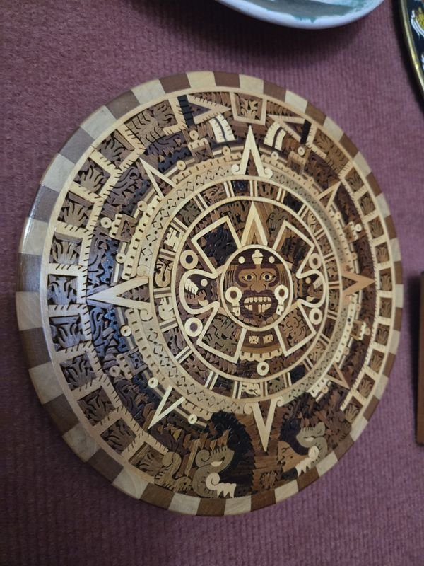 Colección de platos decorativos y calendarios maya - imagen 2