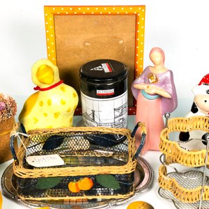 Lote Variado: Mate, Lata, Canastos, Figuras y Adornos Decorativos - imagen 5