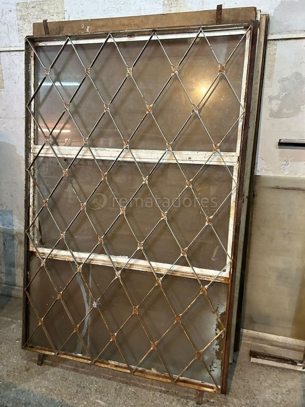 Ventana Antigua con Reja de Hierro Forjado