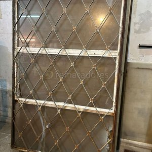 Lote siguiente: Ventana Antigua con Reja de Hierro Forjado