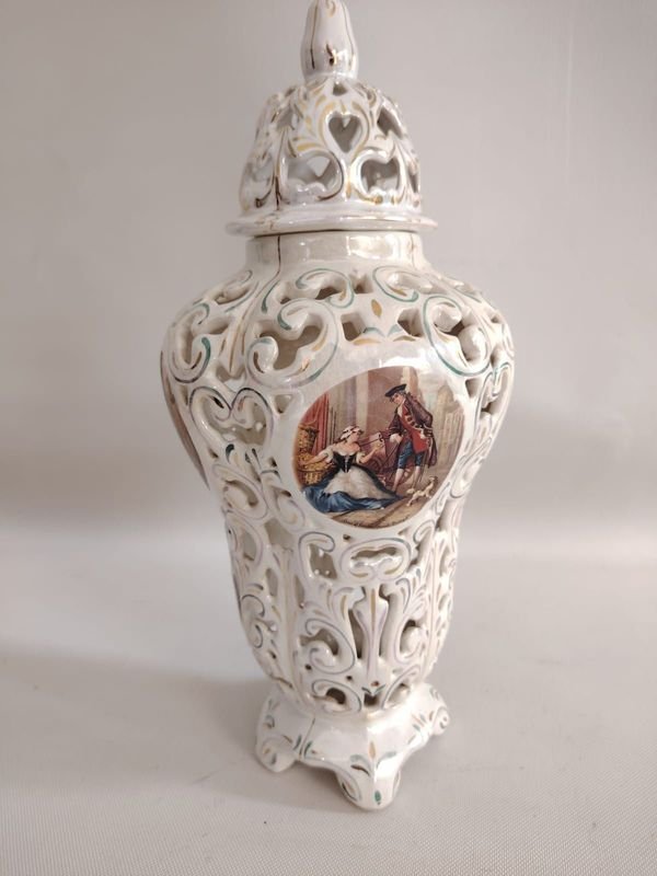 Lote anterior: Jarrón de porcelana calado con diseños de Capodimonte