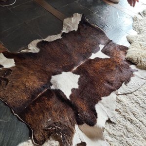 Dos Alfombras de Cuero y Lana Rústicas - imagen 2