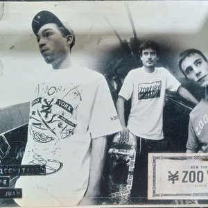 Lote siguiente: anuncio publicitario de estilo vintage de la marca de patineta y ropa urbana Zoo York,