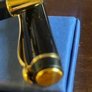 Elegante Bolígrafo Negro con Detalles Dorados y Ornamentación Geométrica - imagen 6