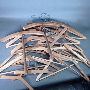 Nueve piezas: Album de FIFA Qatar 2022, éste está incompleto + 6 Perchas de madera para niño + Dos perchas en buen estado. - imagen 7