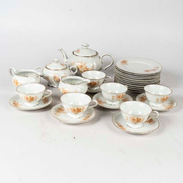 27 Piezas de té y lunch de porcelana Alemana Bavaria, flores y guarda dorada. Una taza con cascadura. Medidas: 10x4.5 - imagen 1