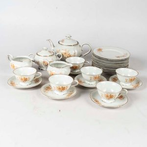 27 Piezas de té y lunch de porcelana Alemana Bavaria, flores y guarda dorada. Una taza con cascadura. Medidas: 10x4.5 - imagen 1