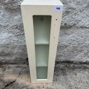 Mueble Blanco de MDF con Tres Estantes y Puerta de Vidrio - imagen 1