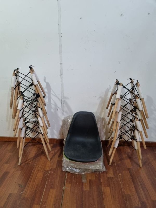 Lote de Sillas Plásticas con Patas de Madera y Asientos de Colores