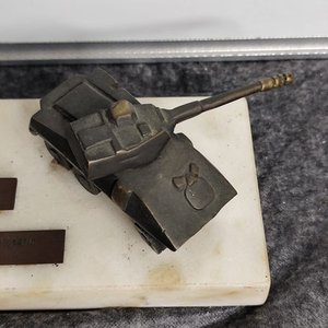 Pieza de Escritorio con Tanque de Bronce, Bandera Uruguaya y Placas Conmemorativas - imagen 4
