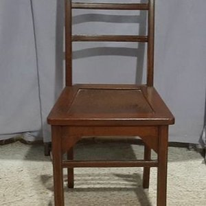Lote siguiente: Silla de Cedro Estilo Clásico