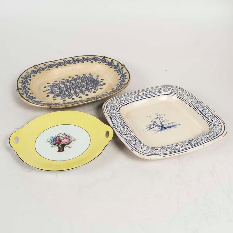 Bandeja de Porcelana Checa y Fuentes de Cerámica Antigua Decoradas
