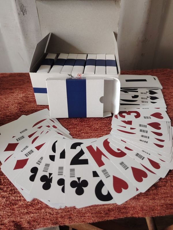 Caja con 8 Mazos de Cartas de Póker Especial Magia