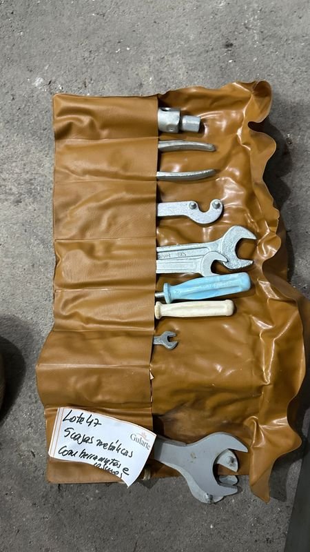 Herramientas y objetos en cajas metálicas - imagen 8
